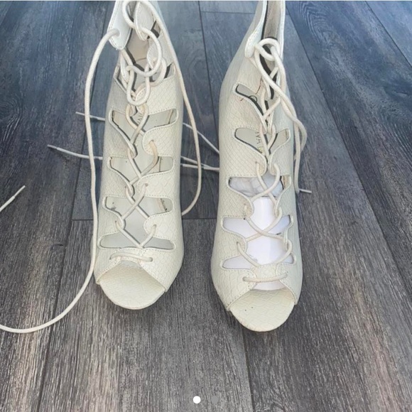 BRAND NEW NEVER WORN CREAM BEIGE OFF WHITE LACE UP SANDAL HEELS SIZE 8.5 - Picture 2 of 2